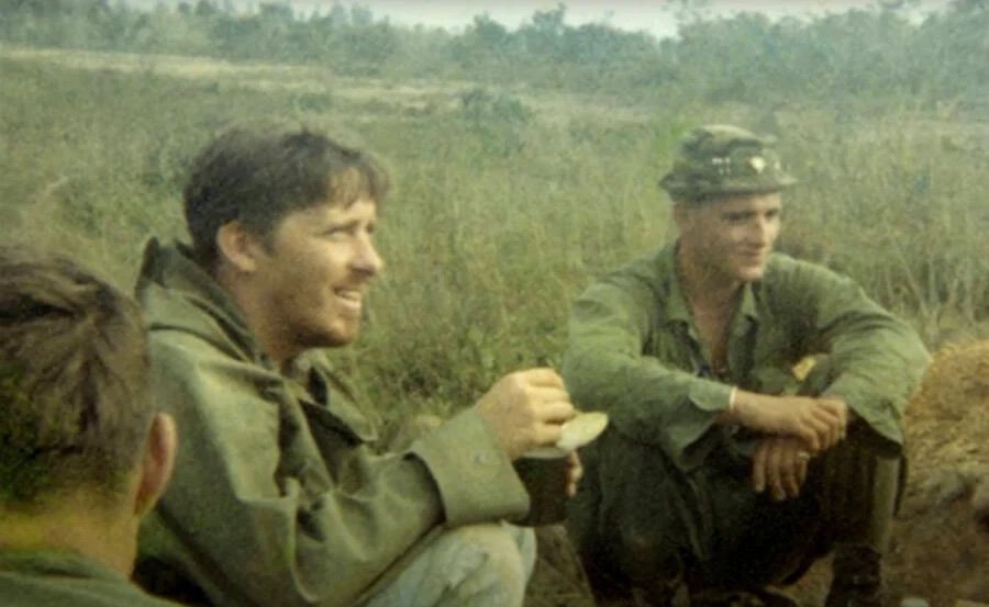 John Donohue a jeho šílená pivní cesta do vietnamské války