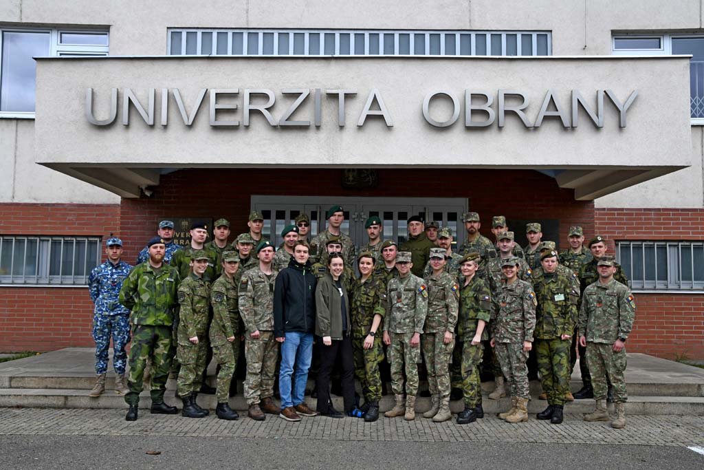 Studenti Fakulty vojenského leadershipu před budovou fakulty v Brně