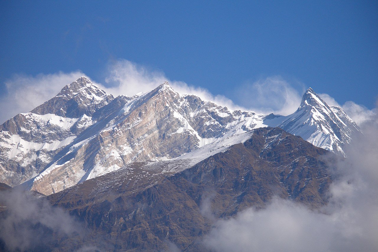 Wikipedie: Annapurna I (vlevo; 8 091 m) nejvyšší a nejnebezpečnější hora pohoří.