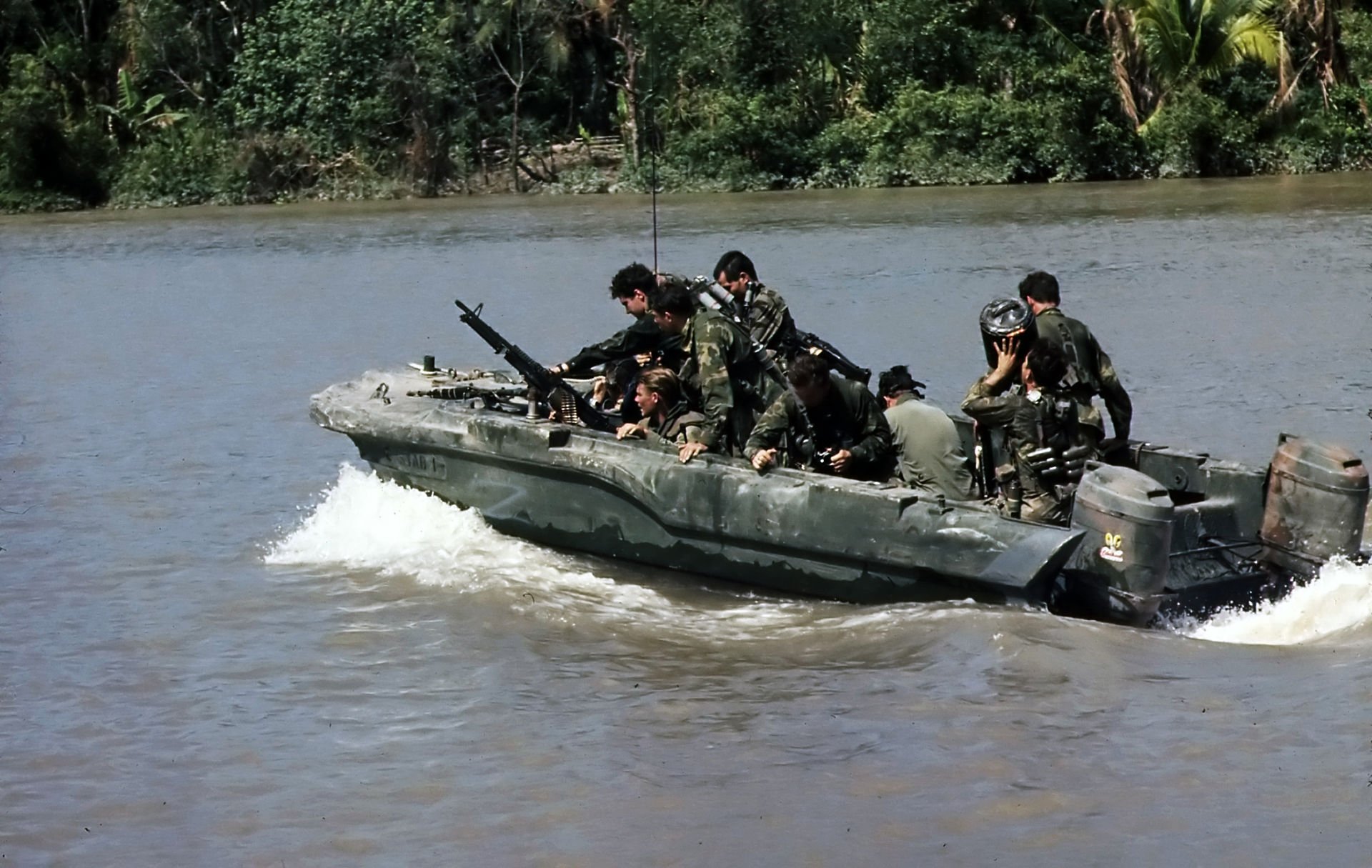 Vojáci týmu SEALs v deltě řeky Mekong za vietnamské války Vojáci týmu SEALs v deltě řeky Mekong za vietnamské války
