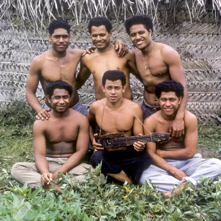 Šest trosečníku i s kytarou. Fotografie vznikla roku 1966 pro australský dokument.