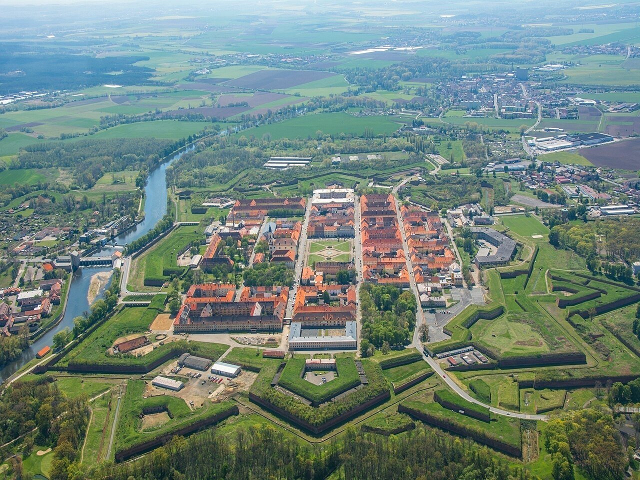 Z leteckého pohledu je velmi dobře patrná hvězdicová struktura opevnění Terezína