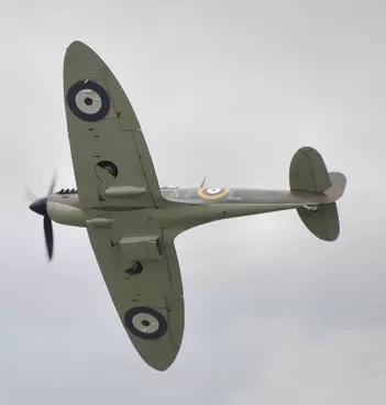 Spitfire za letu. Tento konkrétní stroj, který se zapojil do bitvy o Británii, je stále provozuschopný a patří RAF Spitfire za letu. Tento konkrétní stroj, který se zapojil do bitvy o Británii, je stále provozuschopný a patří RAF