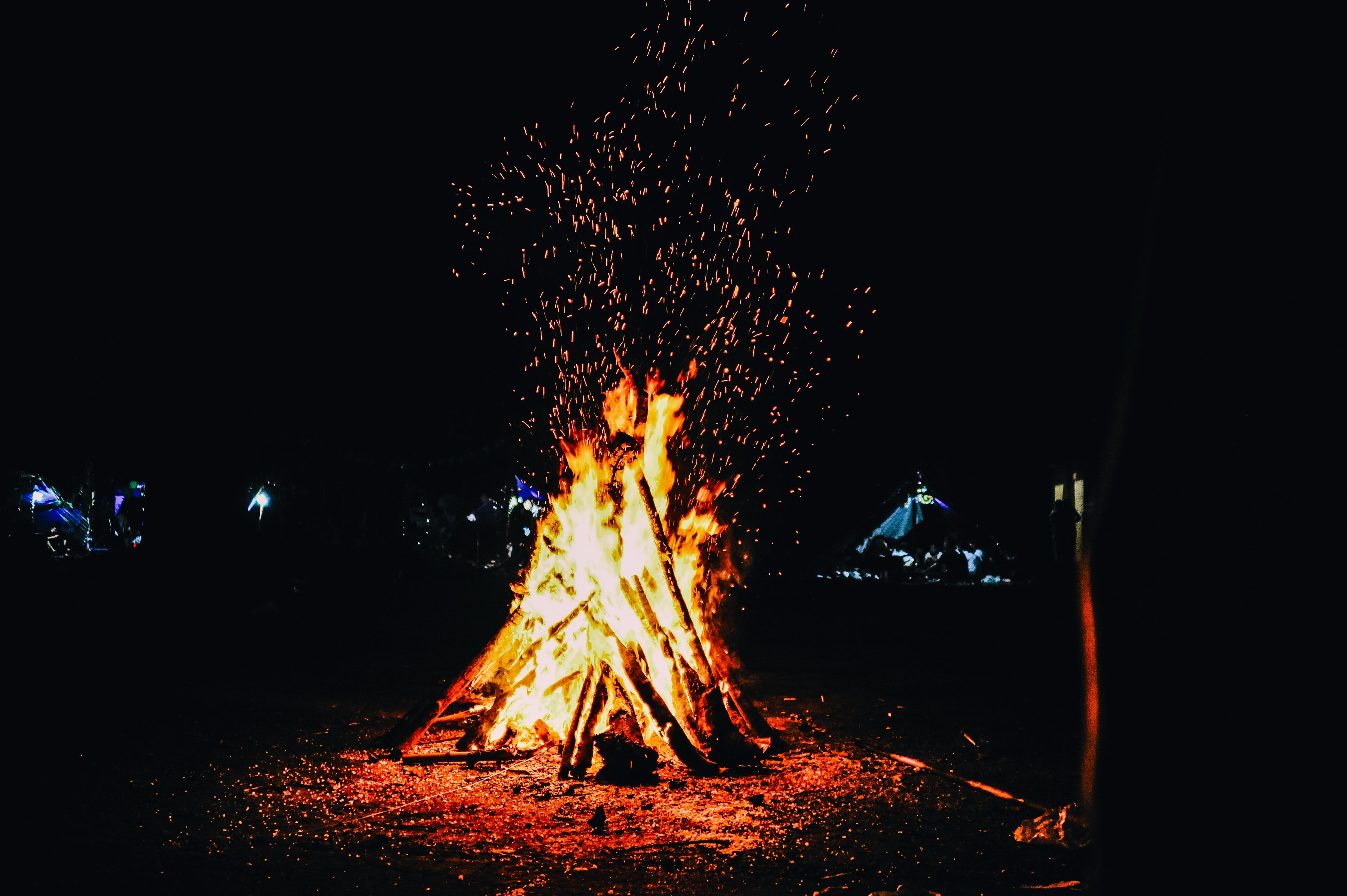Jak rozdělat táborový oheň