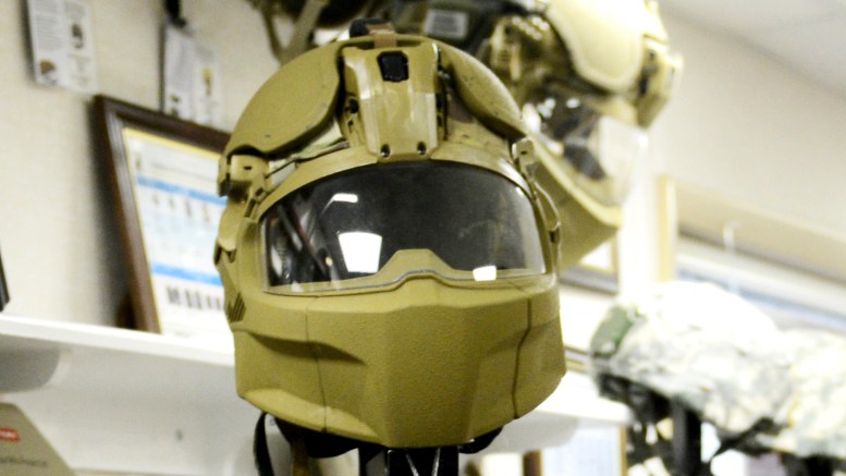 Nové helmy budou chránit vojáky v poli