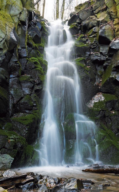 Jedním ze skoro padesáti vodopádů Českého středohoří je také Pekelský vodopád nad ústeckou čtvrtí Krásné Březno, který je snadno dostupný po žlutě značené cestě z Krásného Března.