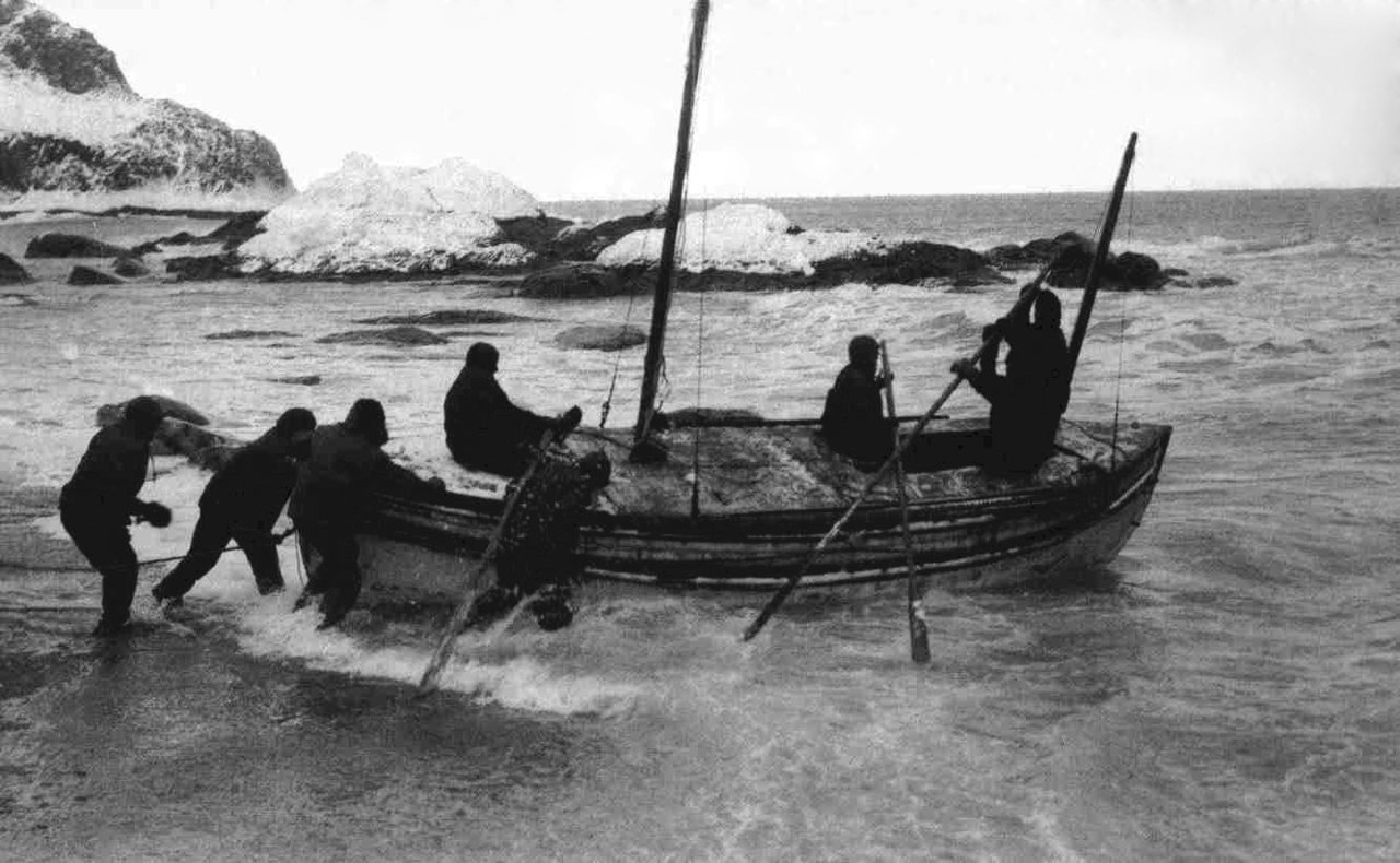 Spouštění člunu James Caird na vodu na pobřeží Sloního ostrova 24. dubna 1916